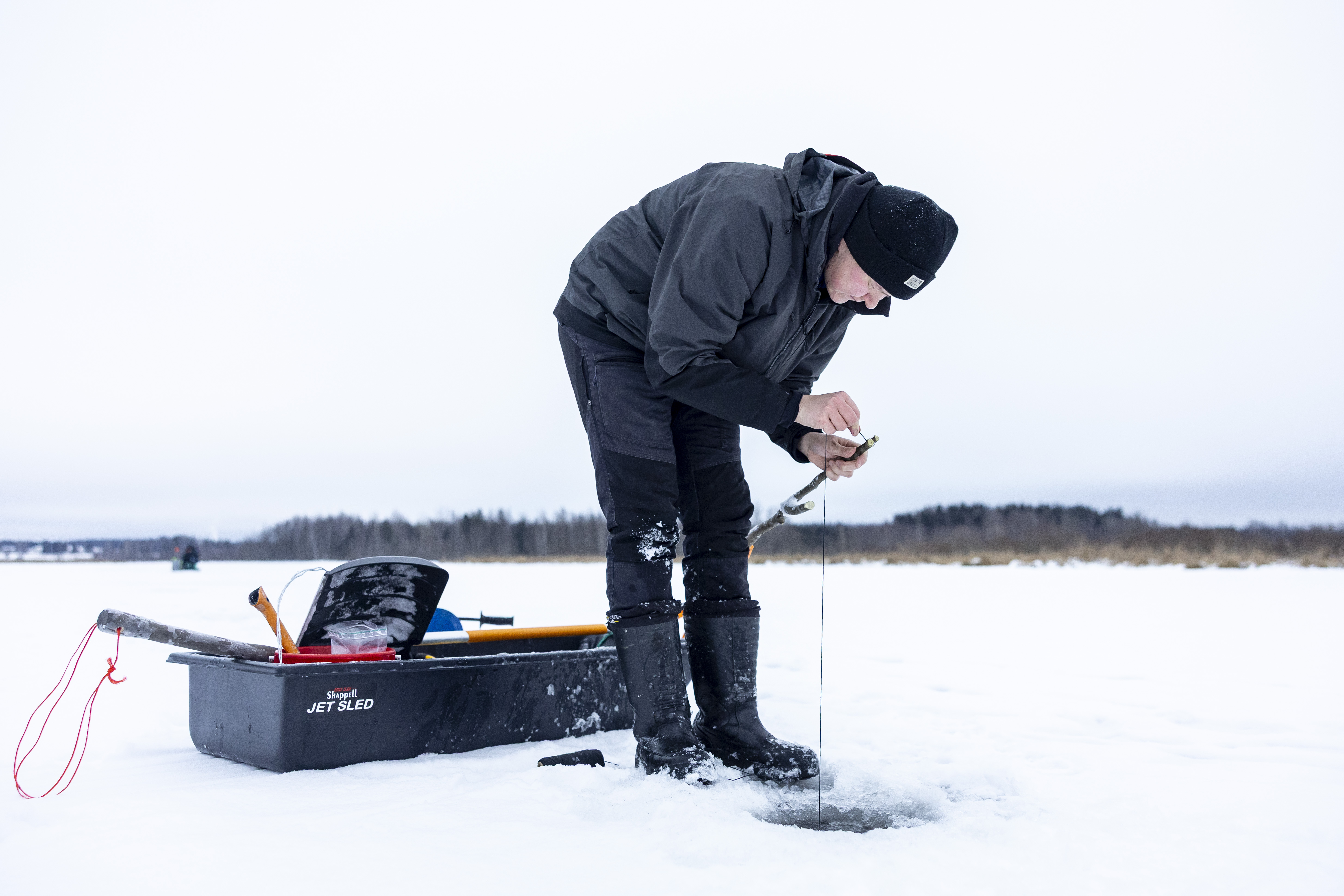 Kalastusvälineet ovat yksinkertaiset, koukku, naru ja puukeppi.
