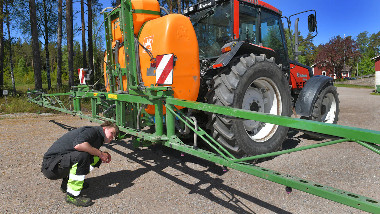 Viime hetken tarkastukset ja Eemil Uusitalo voi aloittaa rikkaruohoruiskutukset.