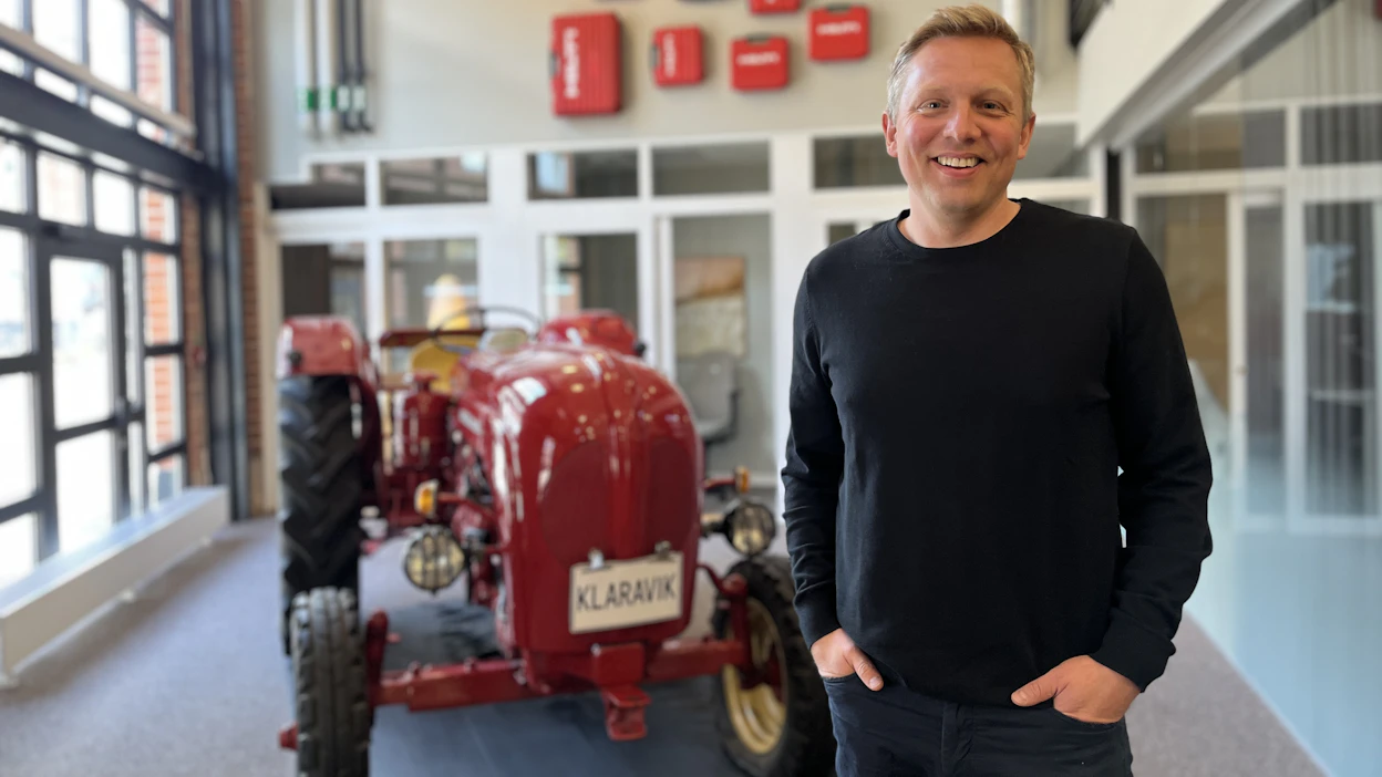 Tuukka Tulosmaan takana on vuonna 1962 valmistettu Porsche, joka on alun perin ollut käytössä viinitarhalla Reinin laaksossa, Saksassa. Viimeinen saksalainen omistaja kunnosti traktorin Schweinfurtissa ennen kuin se tuotiin Ruotsiin. Traktori sijaitsee nyt Kalrstadissa, Klaravikin pääkonttorin aulassa.