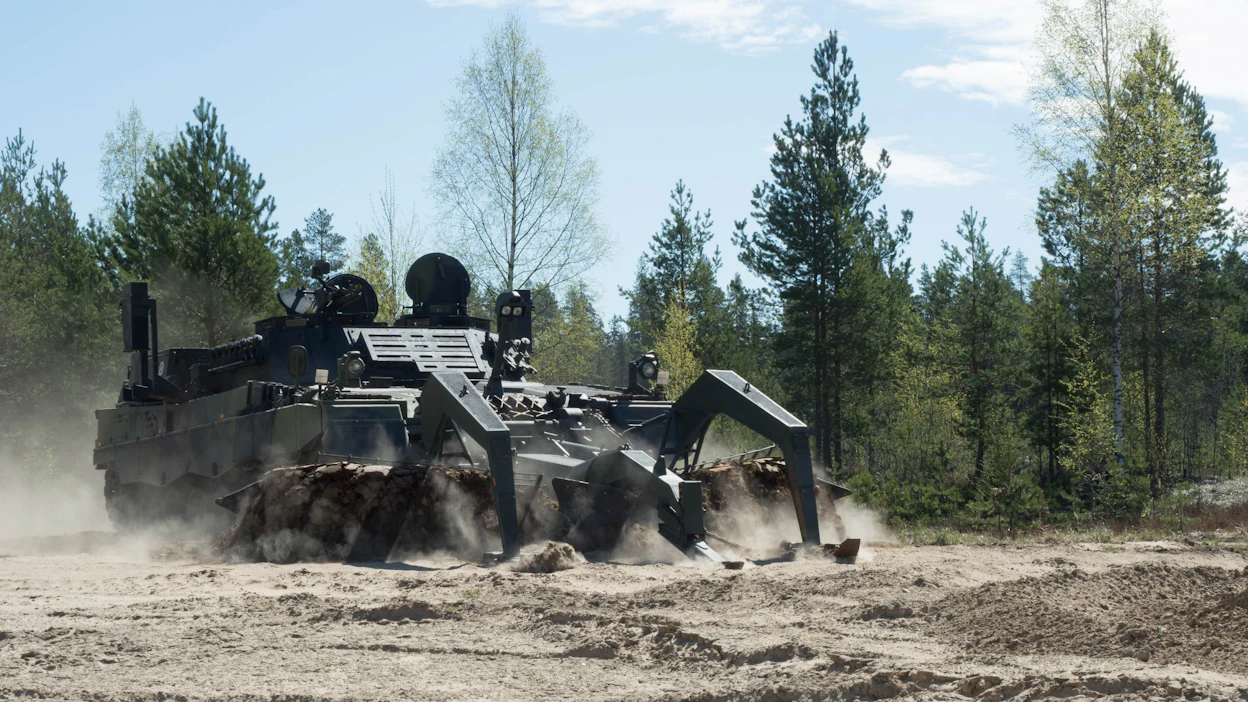 Leopard 2R -vaunuissa ei ole konekiväärin lisäksi tykkiaseistusta. Vaunujen tehtävä on raivata uria etulinjassa pääjoukolle.