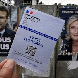 Ranskalaiset päättävät tänään seuraavasta presidentistään. Istuva presidentti Emmanuel Macron on ollut kyselyissä haastajaansa Marine Le Peniä suositumpi. LEHTIKUVA/AFP. 