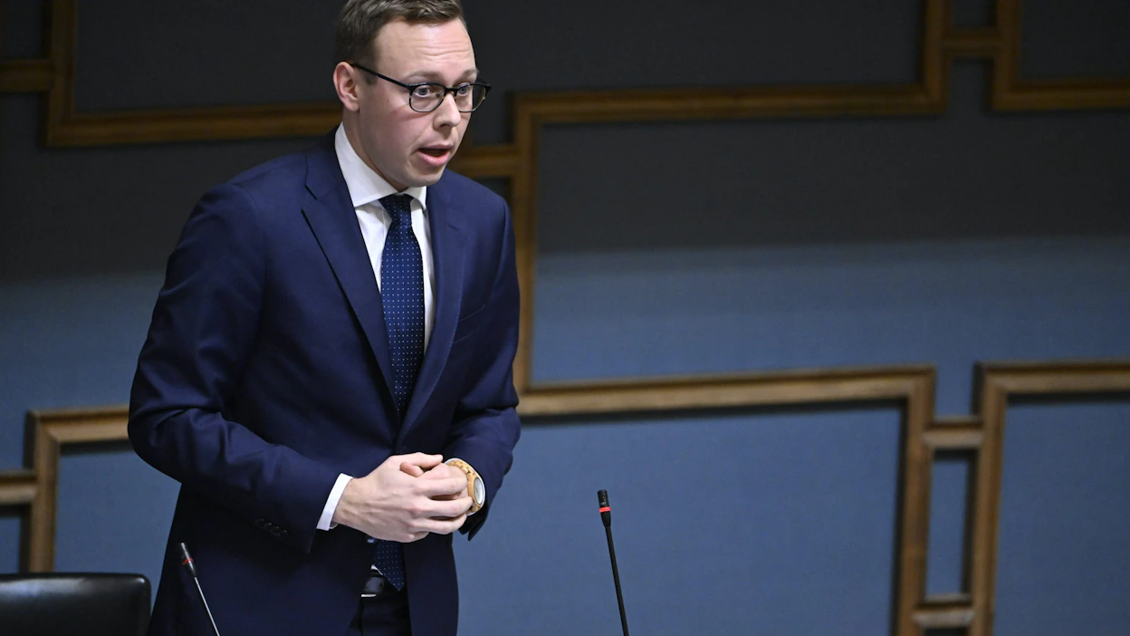Työministeri Matias Marttinen huomauttaa, että verkkotilaukset pääasiassa Kiinassa toimivilta halpatuotteiden valmistajilta ovat kasvaneet voimakkaasti eikä tuotteiden laadusta ja turvallisuudesta ole välttämättä mitään takeita. LEHTIKUVA / Heikki Saukkomaa.