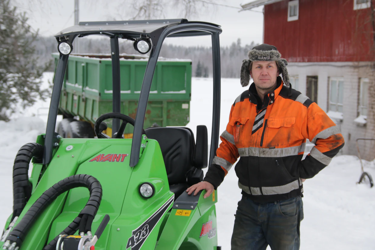 Viljelijä ja koneurakoitsija Petri Nakarilla ei vielä ole valmista suunnitelmaa, miten hän tulee käyttämään arpajaispalkintoaan. Avant 423 nostaa 550 kg ja suurin nostokorkeus on 2,8 m. Moottorina on Kubota D902, jossa on 22 hevosvoimaa. Hydrauliikan tuotto on 34 l/min ja paine 185 bar.