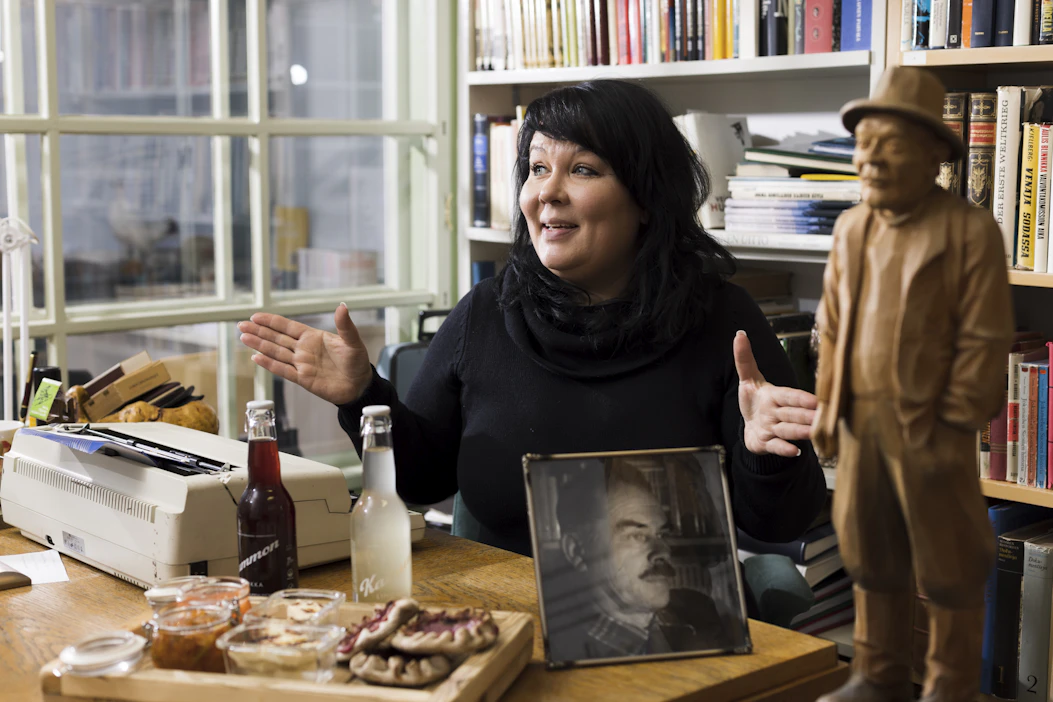 Sotkamolainen Kaisa Lukkari on loihtinut Kainuun kirjamessuille usean ruokalajin maistelumenun. Makumatka on saanut inspiraationsa Veikko Huovisen tuotannosta. Lukkari kuvattiin Sotkamon Huovis-huoneella, joka jäljittelee Huovisen työhuonetta ja on sisustettu kirjailijan omilla tavaroilla.