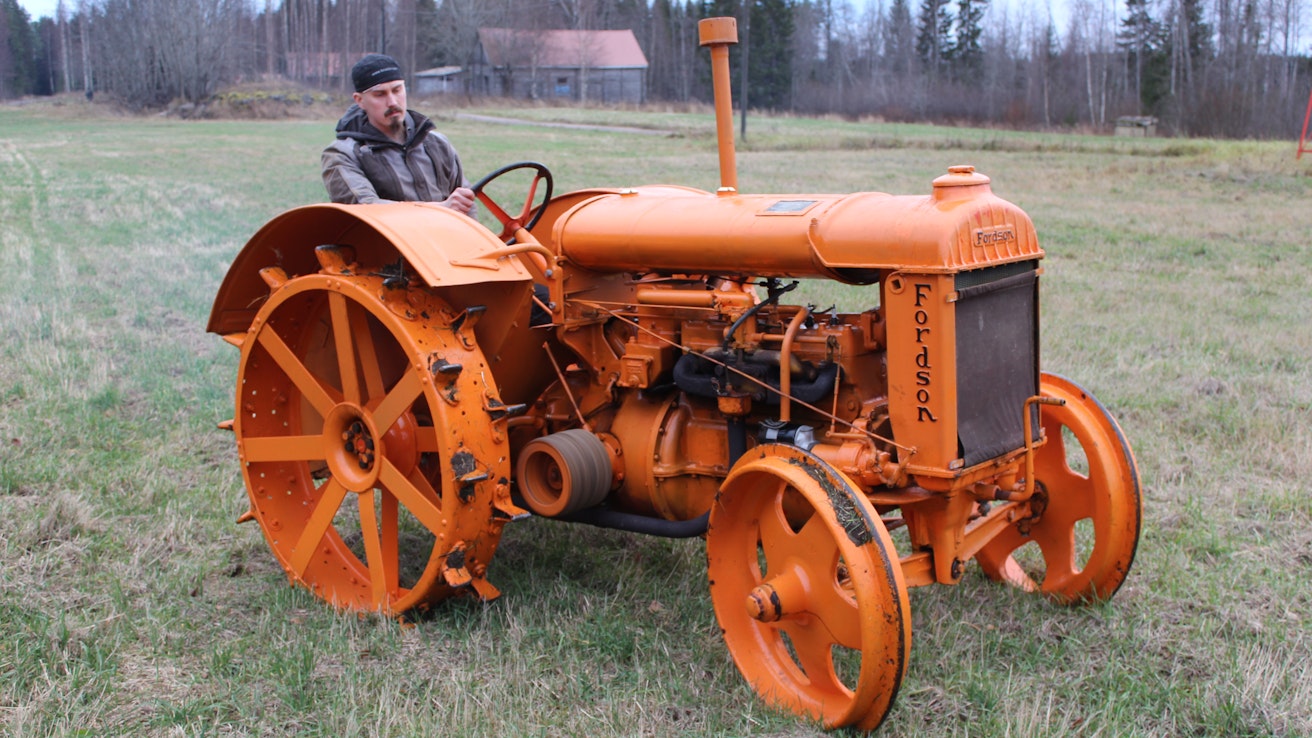 Fordson oli 1930-luvun päättyessä Suomen ylivoimaisesti yleisin traktorimerkki. Vuonna 1941 tehdyn laskennan mukaan täällä oli tuolloin 5810 tehdastekoista traktoria, joista Fordsonin osuus oli vajaat 2/3. Viimeisintä oranssia N-mallia myytiin vuosina 1938‒39 kaikkiaan 2026 kappaletta. Aiempien versioiden kokonaismäärä oli 3422.