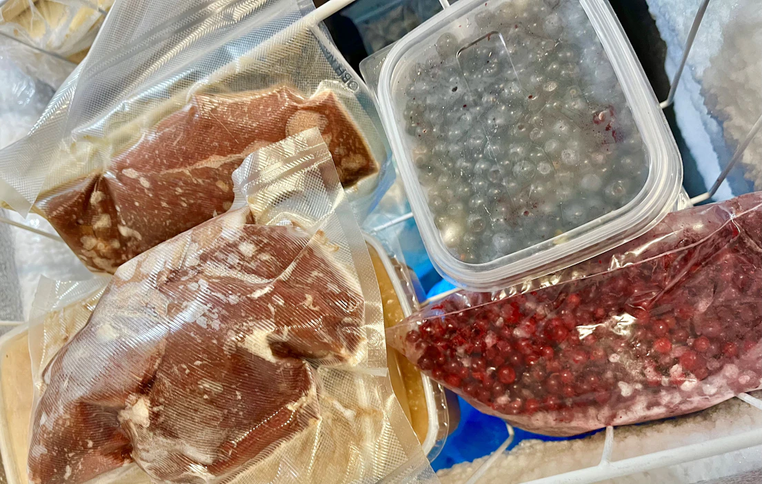Pakastimen sisältö kannattaa käydä sulattamisen yhteydessä kriittisesti läpi, jotta kodinkoneeseen ei pääse kertymään vuosikertaruokia. Kuvituskuva.
