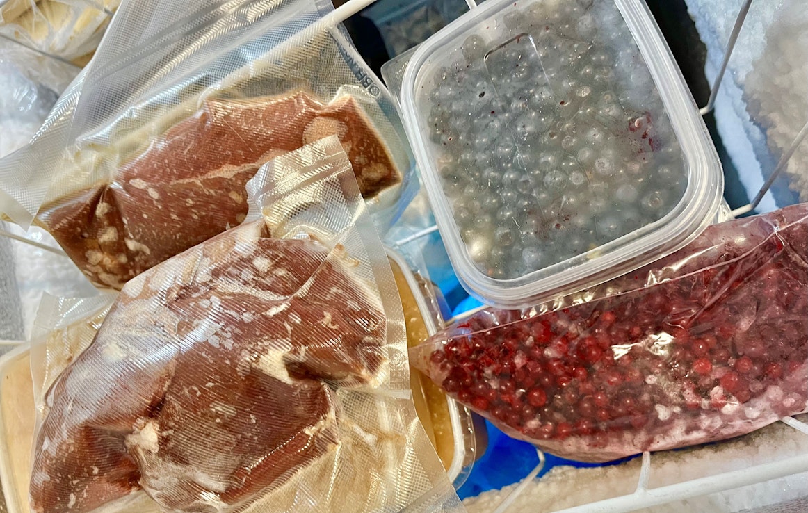 Pakastimen sisältö kannattaa käydä sulattamisen yhteydessä kriittisesti läpi, jotta kodinkoneeseen ei pääse kertymään vuosikertaruokia. Kuvituskuva.