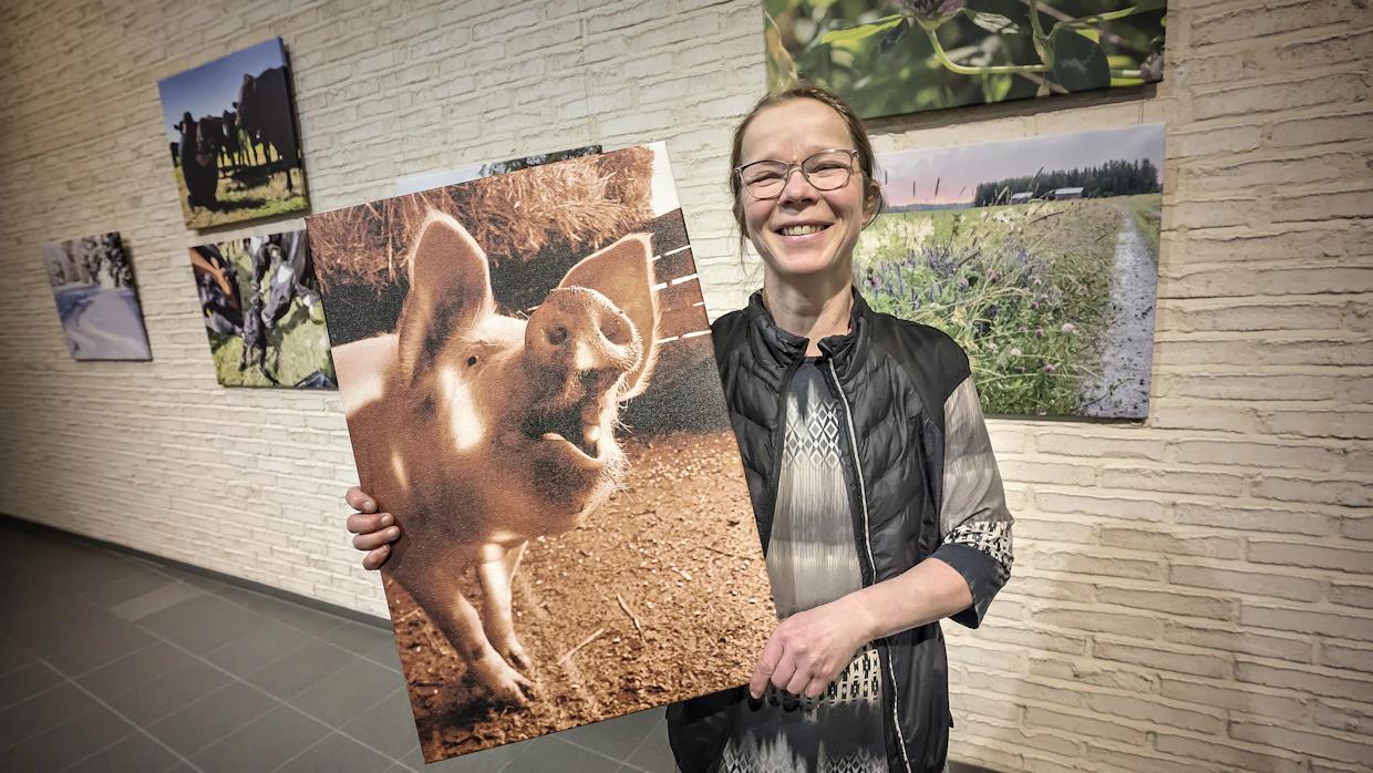 Johanna Nelimarkka pitää käsissään vantaalaistilalta lähetettyä ”Syökää papua” -kuvaa, joka on jalostunut taannoisesta tv-mainoksesta.