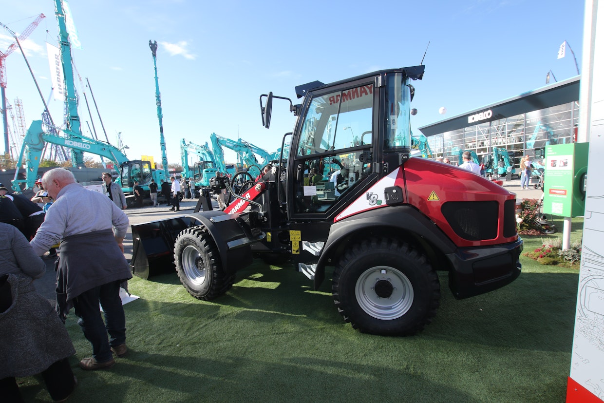 Yanmar sähköistää tuotelinjojaan. Pienen SV17-kaivinkoneen lisäksi julkaistiin V8e-pyöräkuormaajan prototyyppi. Työpaino on 4500 kiloa. Akun kapasiteetiksi ilmoitetaan 40 kWh, mutta optiona on saatavana myös 53 kWh:n versio. Kuormaimen kerrotaan olevan erittäin potentiaalinen ja tehokas laite moniin eri työtehtäviin. Markkinoille tämä saapunee vuonna 2024.