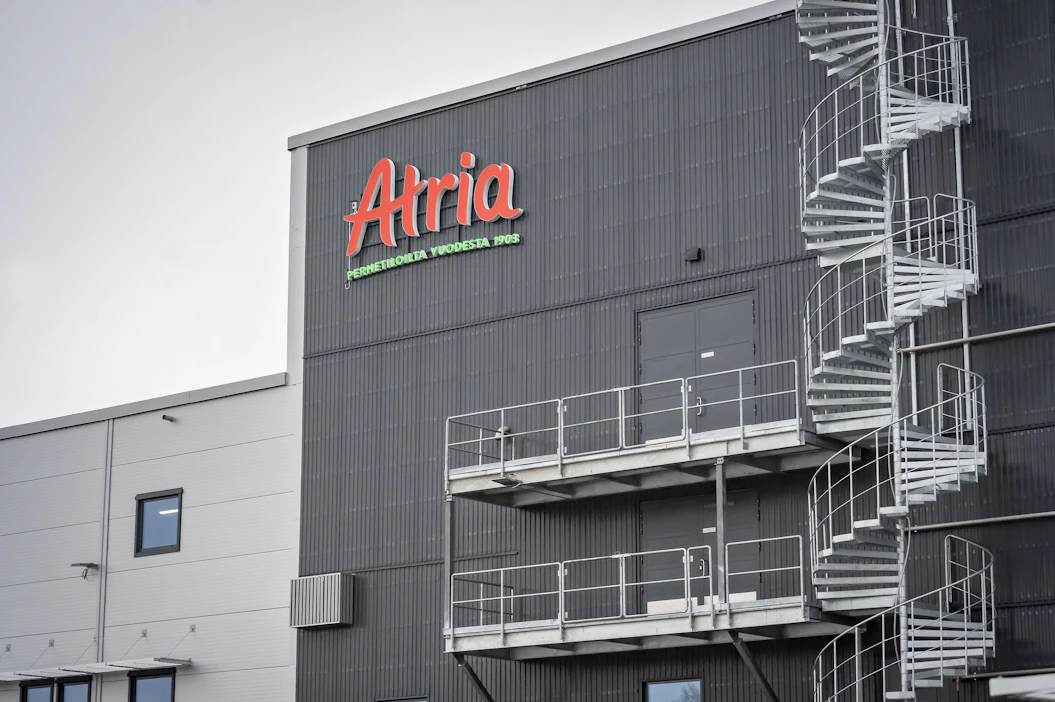 Elokapinan aktivistit ovat pysäyttäneet rekan Atrian Nurmon broileritehtaalla tapahtuvassa mielenosoituksessa lauantaina iltapäivällä.