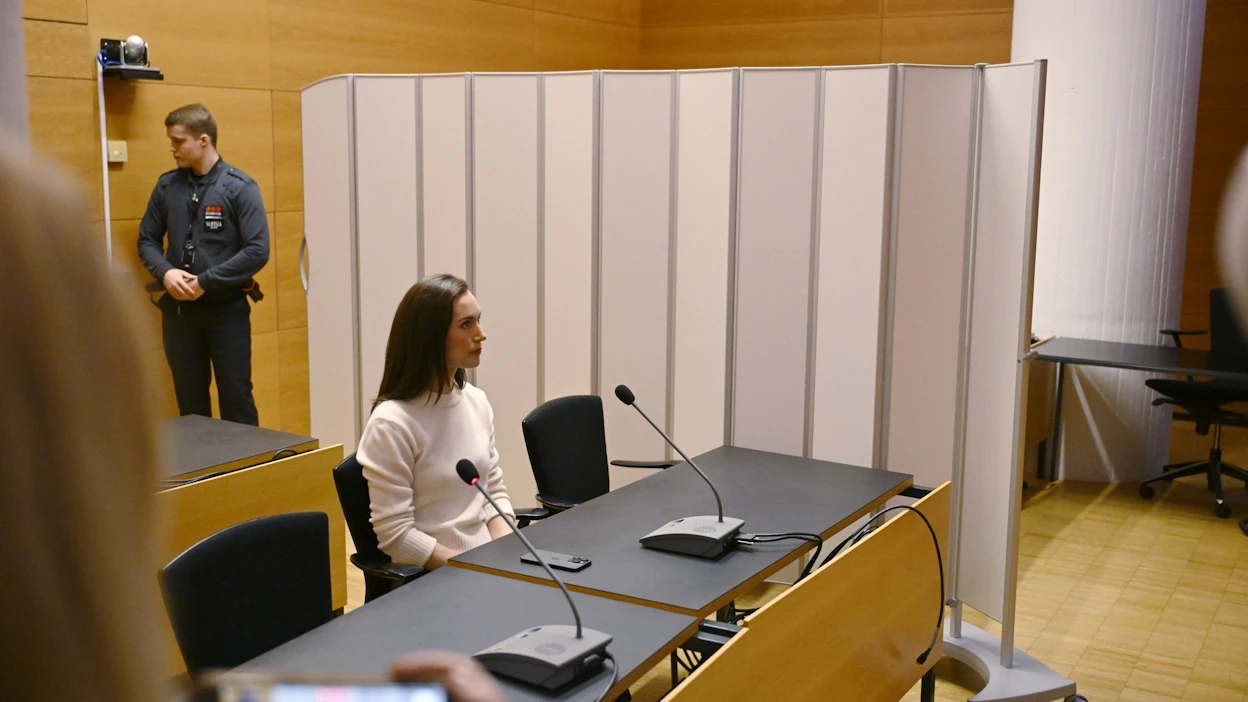Entinen pääministeri Sanna Marin perjantaina Helsingin käräjäoikeudessa. LEHTIKUVA / Antti Aimo-Koivisto.