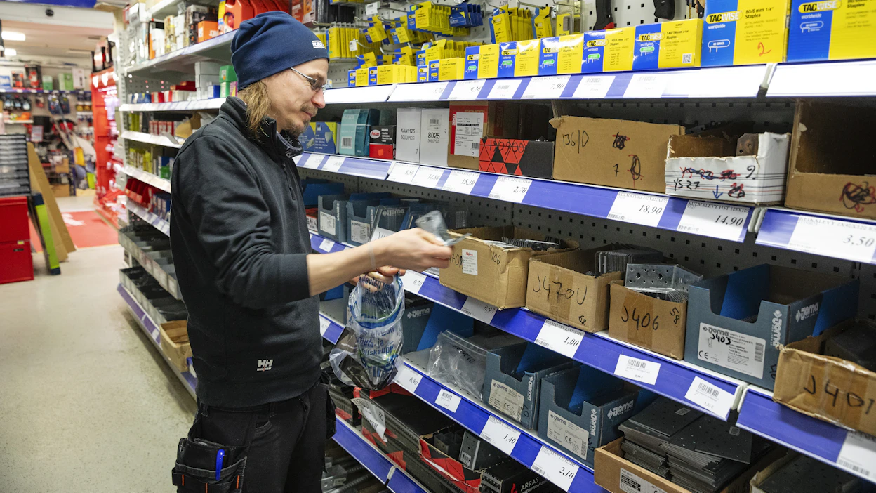 Ruukkilaisen Rauta-maatalous Jaatisen myyjä Ville Lehto työssään kiinnikehyllyllä. Tällä kertaa hyllyyn sujahtaa kulmarautoja, joilla voi kiinnittää esimerkiksi terassin runkolankkuja.