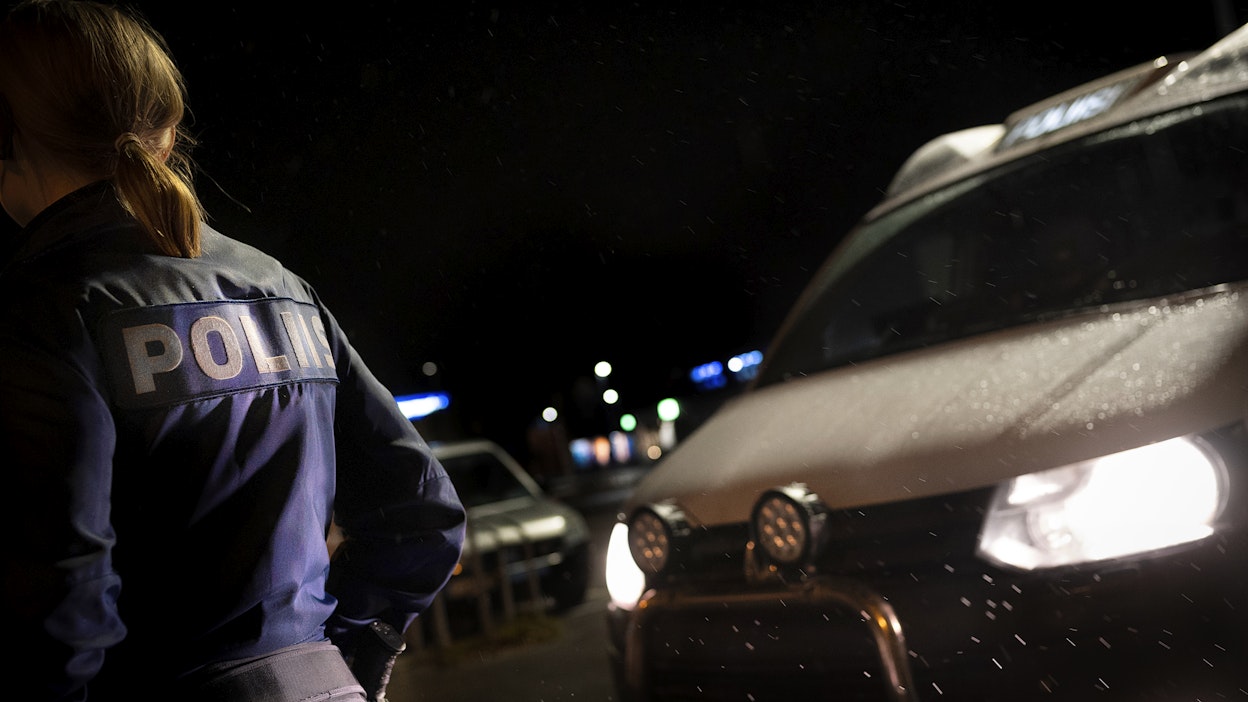 Poliisi ohjaa liikennettä onnettomuuspaikalla. Kuvituskuva.