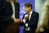 Kansainvälisen valuuttarahaston IMF:n Suomessa vierailevan valtuuskunnan johtaja Alex Pienkowski esitteli tiistaina IMF:n laatiman Suomen taloutta koskevan arvion lehdistötilaisuudessa Helsingissä. LEHTIKUVA / Antti Aimo-Koivisto. 