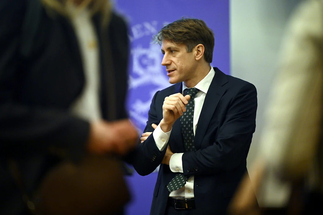 Kansainvälisen valuuttarahaston IMF:n Suomessa vierailevan valtuuskunnan johtaja Alex Pienkowski esitteli tiistaina IMF:n laatiman Suomen taloutta koskevan arvion lehdistötilaisuudessa Helsingissä. LEHTIKUVA / Antti Aimo-Koivisto.