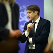 Kansainvälisen valuuttarahaston IMF:n Suomessa vierailevan valtuuskunnan johtaja Alex Pienkowski esitteli tiistaina IMF:n laatiman Suomen taloutta koskevan arvion lehdistötilaisuudessa Helsingissä. LEHTIKUVA / Antti Aimo-Koivisto.