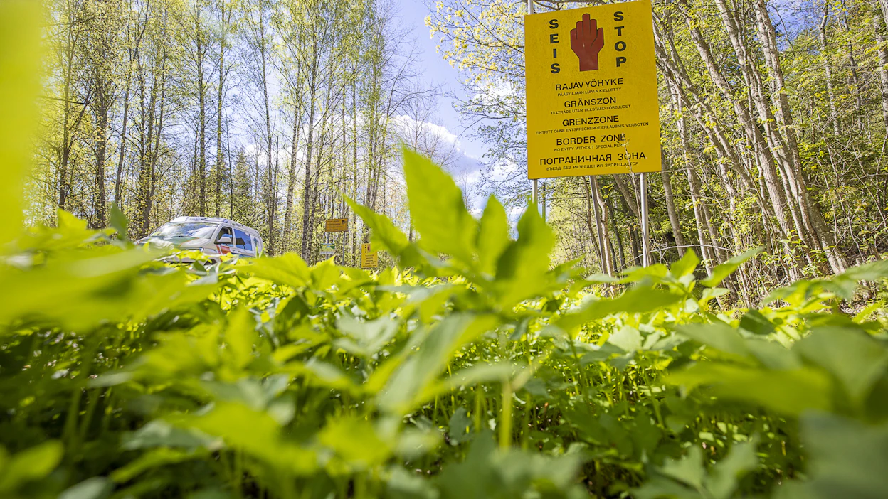 Luovutuksesta tai Kannaksen läpi juoksemisesta puhuminen loukkaa Suomea puolustaneiden sotilaiden ja siviilien työtä, huomauttaa kirjoittaja. Kuvituskuva itärajalta.
