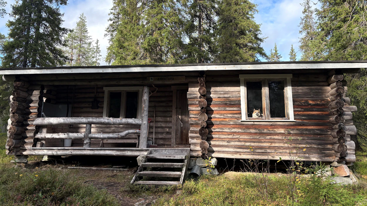 Autiotupa tuntuu kaikessa yksinkertaisuudessaan luksusmajoitukselta, kun on taivaltanut pitkän matkan maastossa. Sisustuksessa ei ole mitään ylimääräistä.