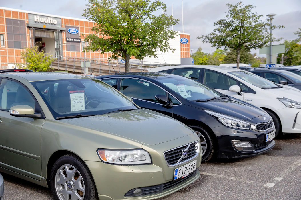 Kansanedustaja Jaana Stradmanin mukaan (ps.) polttoaineveron laskun lisäksi hallituskaudella lasketaan myös autoveroa ja nimenomaan vanhemmalta bensa- ja dieselkannalta.