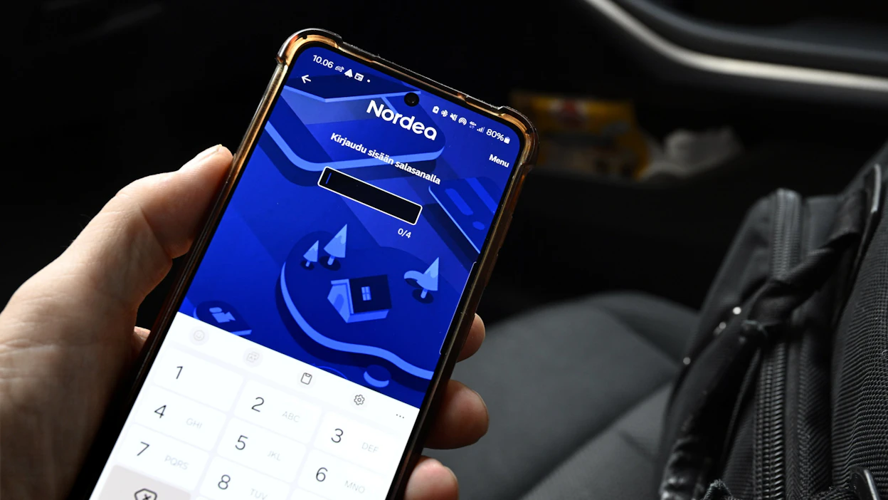 Suosituin vaihtoehto pankkitunnistautumiselle on hankkia mobiilivarmenne omalta teleoperaattorilta. LEHTIKUVA / HEIKKI SAUKKOMAA.