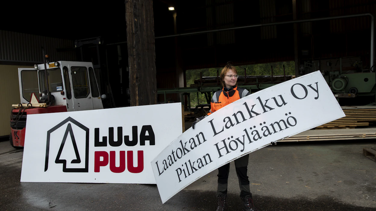 Laatokan Lankku Oy vaihtoi keväällä Venäjän hyökättyä Ukrainaan nimensä Lujapuu Oy:ksi. Vanhassa kyltissä näkyy myös toiminimi Pilak Höyläämö, jonka ympärille toiminta alinperin kehittyi.Toimitusjohtaja Elina Paakkisen mukaan päätös vaihtaa nimeä syntyi nopeasti ja oli selkeä.