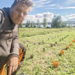 Mansikantuotannossa käytettävän muovin määrä on häirinnyt Paavo Korhosta. Toisaalta muoviset koeputketkin saattavat lisätä maaperän muovikuormaa. ”Ei ihan mitä vaan materiaalia voi niissä käyttää.”