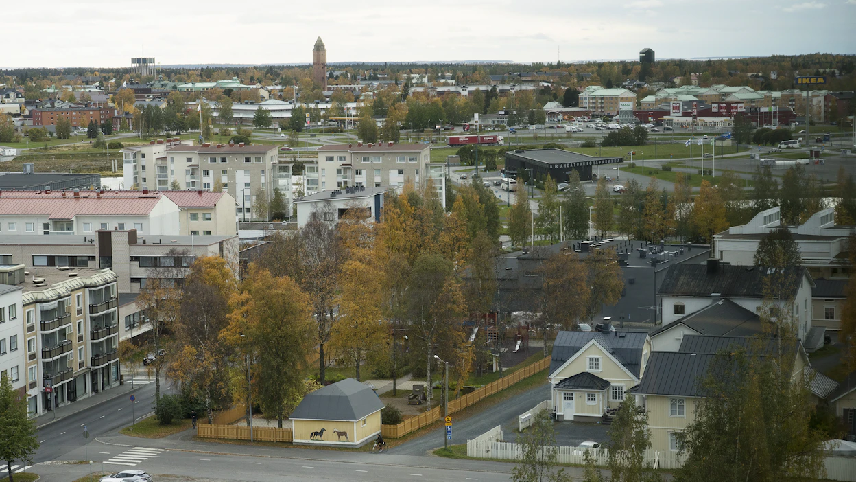 Suomen ainoa maayhteys Ruotsiin ja Eurooppaan kulkee Pohjois-Suomen kautta. Kuvassa näkymä Torniosta Ruotsin puolelle Haaparannalle.