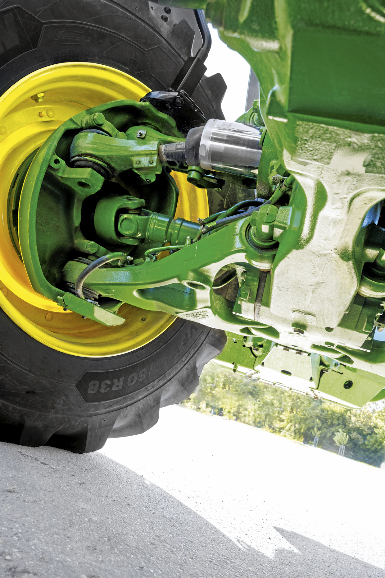 Uusi Heavy Duty Independent Link Suspension (HD ILS) -etuakseli parantaa tehon siirtoa maahan ja mahdollistaa noin 7 m kääntösäteen. Etujousitus mukautuu automaattisesti akselikuormaan parantaen ajomukavuutta ja ohjattavuutta.