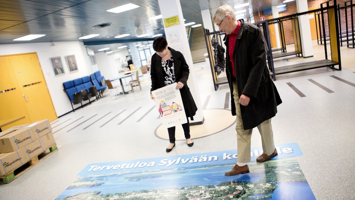 Vanhan kirjallisuuden päivät järjestetään juhannuksen jälkeisenä viikonloppuna tuttuun tapaan Sylvään koululla Sastamalassa. Kuvassa ovat Sastamalan kaupungin hallintojohtaja Hannu Nikkilä ja Vanhan kirjallisuuden päivien toiminnanjohtaja Johanna Kurkikangas vuonna 2014.
