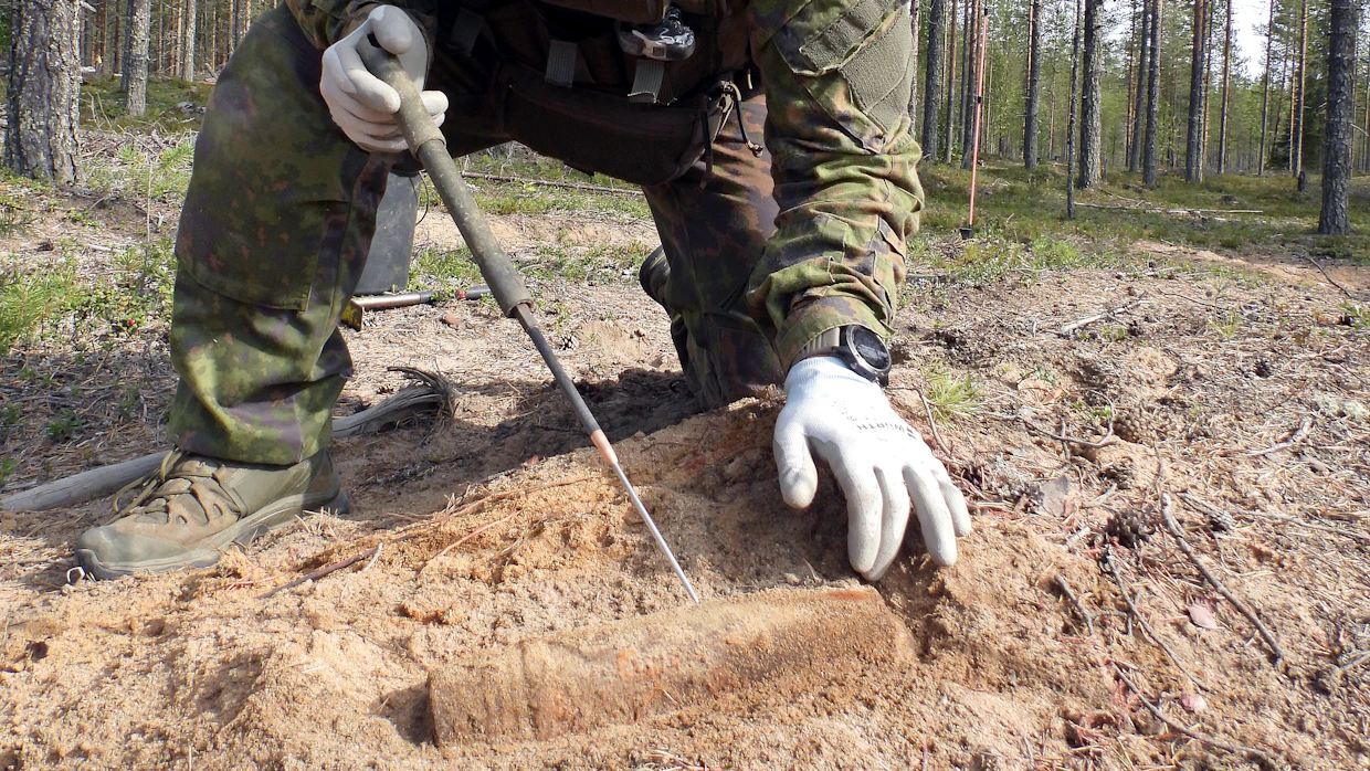 Saksalainen tykistökranaatti on tavanomainen löydös räjäytettyjen ammusvarikkojen lähimetsissä.