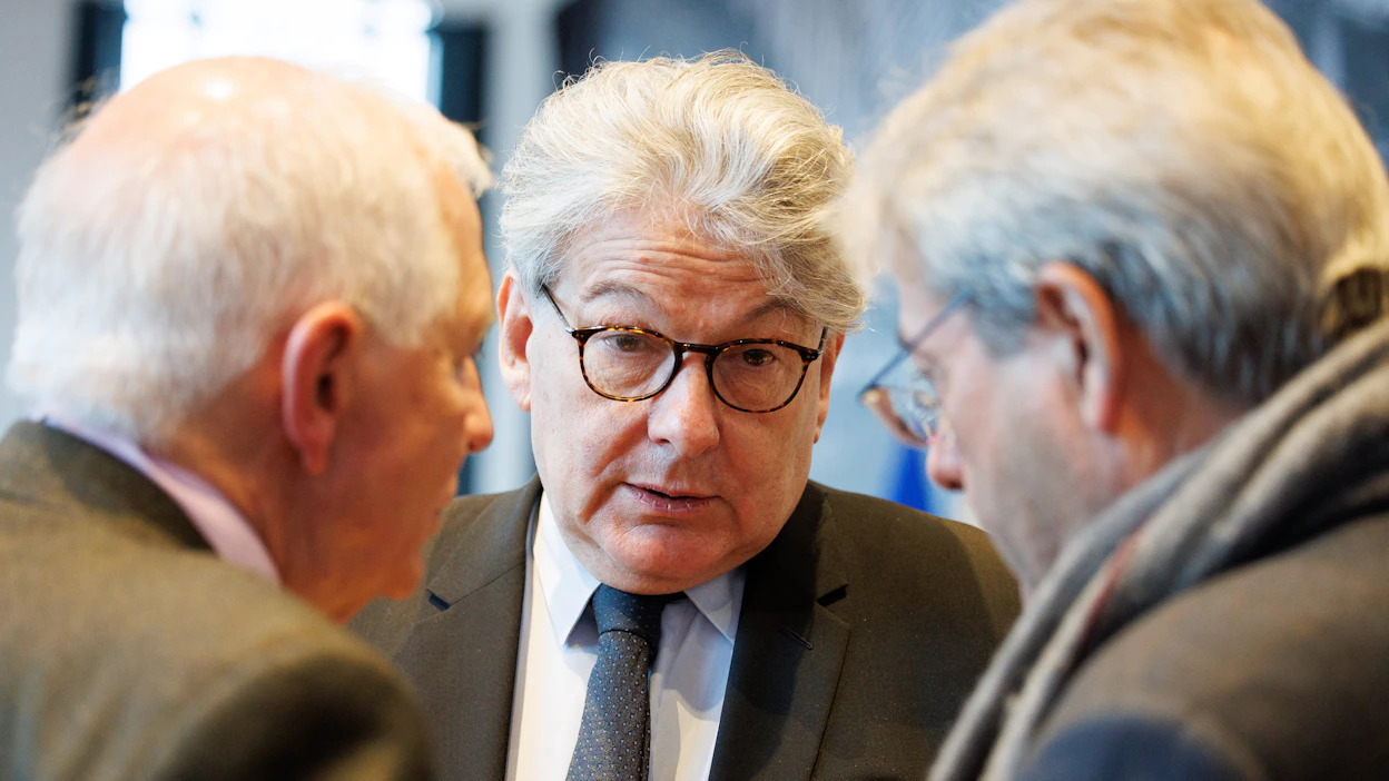 Ranskalaista teollisuuskomissaari Thierry Bretonia (kesk.) ja italialaista talouskomissaari Paolo Gentilonia (oik.) syytetään siitä, että he toteuttavat komissiossa täysin häikäilemättä omien hallitustensa politiikkaa ja ajavat omien maidensa etuja.