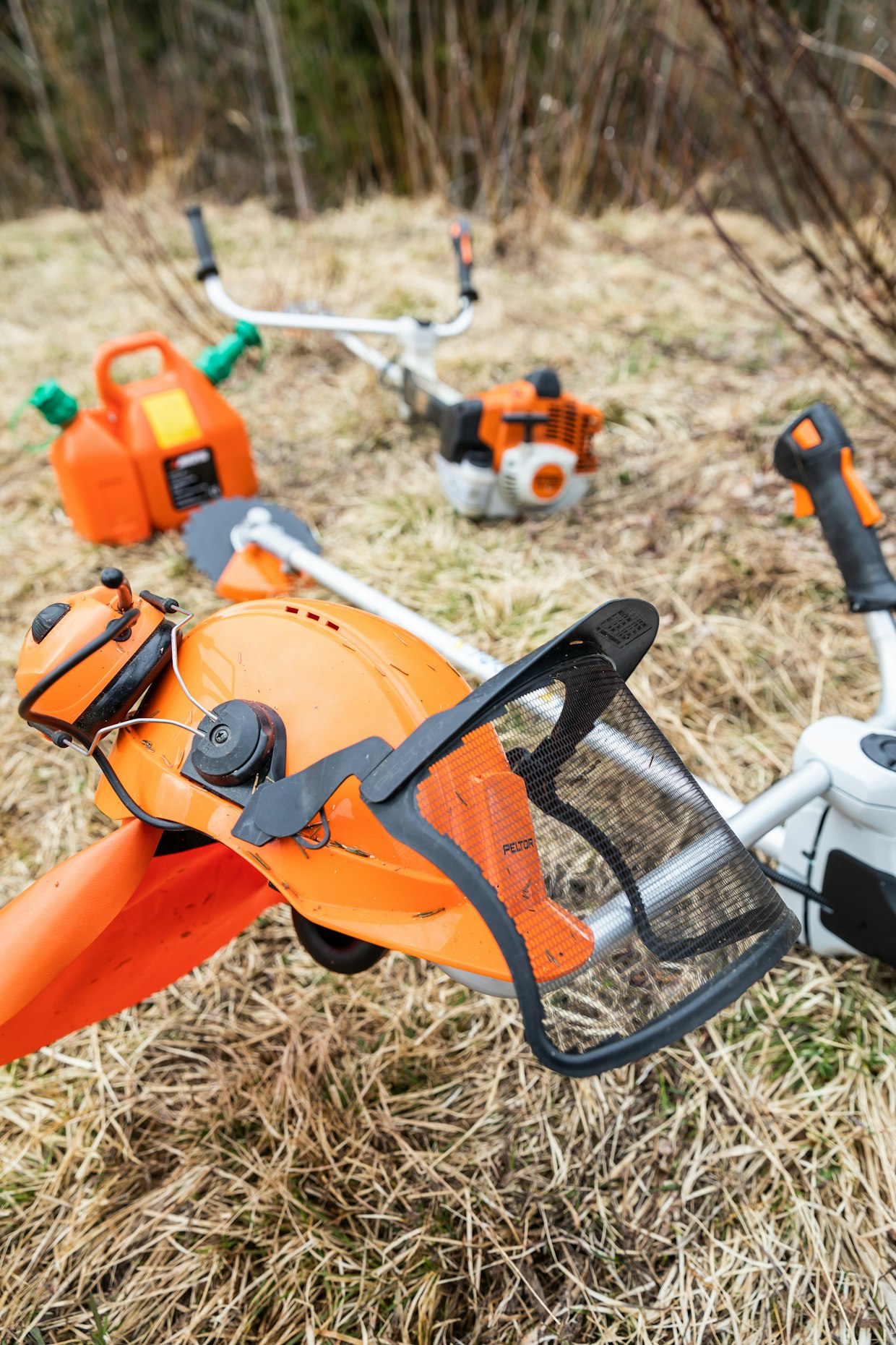 Julkisuudessa on kerrottu, että raivaussaha ei ole ollut kaikille nepalilaisille työntekijöille ennestään tuttu työväline.