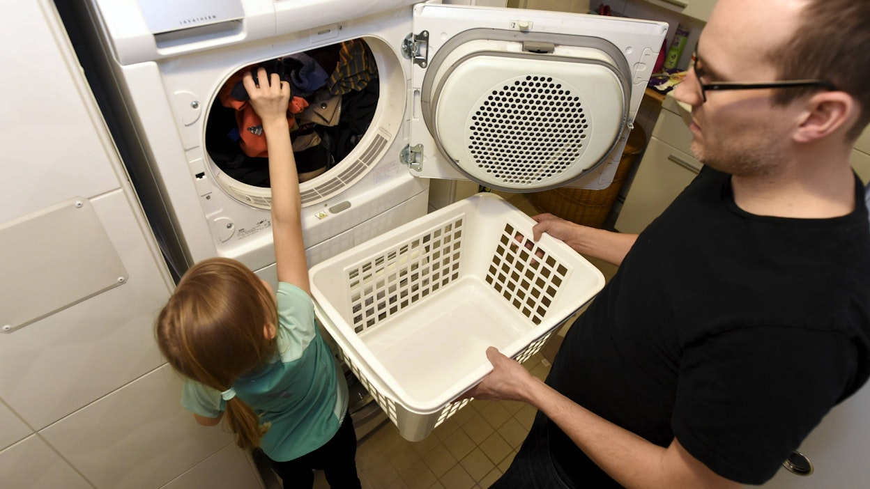 Lapsilisän kertaluontoisella tuplaamisella halutaan tukea lapsiperheiden ostovoimaa hintojen noustessa. LEHTIKUVA / JUSSI NUKARI.