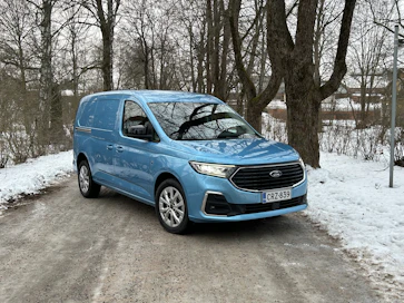 Kolmannen sukupolven Ford Transit Connectin ulkokuori poikkeaa VW Caddystä konepellin ja keulan muotoilun sekä takapuskurin muotoilun osalta.