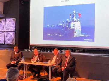Saarenmaan Kuressaaressa Euroopan turvallisuuspolitiikkaa puivat Euroopan hybridikeskuksen Jukka Savolainen (vas.) seminaarin puheenjohtajina toimineet Anders Blom ja Hannes Astok sekä Indrek Kannik.