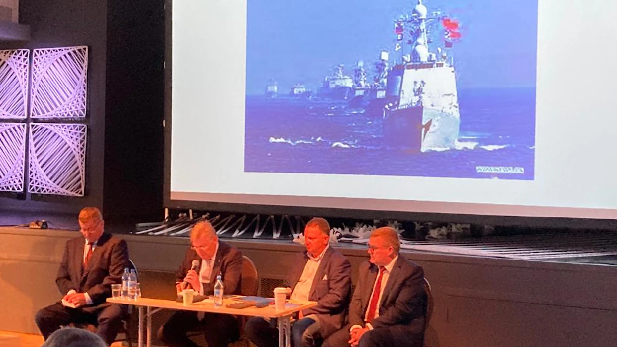 Saarenmaan Kuressaaressa Euroopan turvallisuuspolitiikkaa puivat Euroopan hybridikeskuksen Jukka Savolainen (vas.) seminaarin puheenjohtajina toimineet Anders Blom ja Hannes Astok sekä Indrek Kannik.