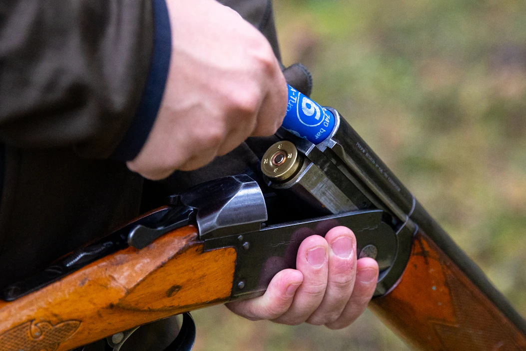 Ennen kuin aselupaa myönnetään, arvioidaan, onko hakijalla hyväksyttävä käyttötarkoitus aseelle. Sellainen voi olla esimerkiksi metsästys tai ampumaharrastus.