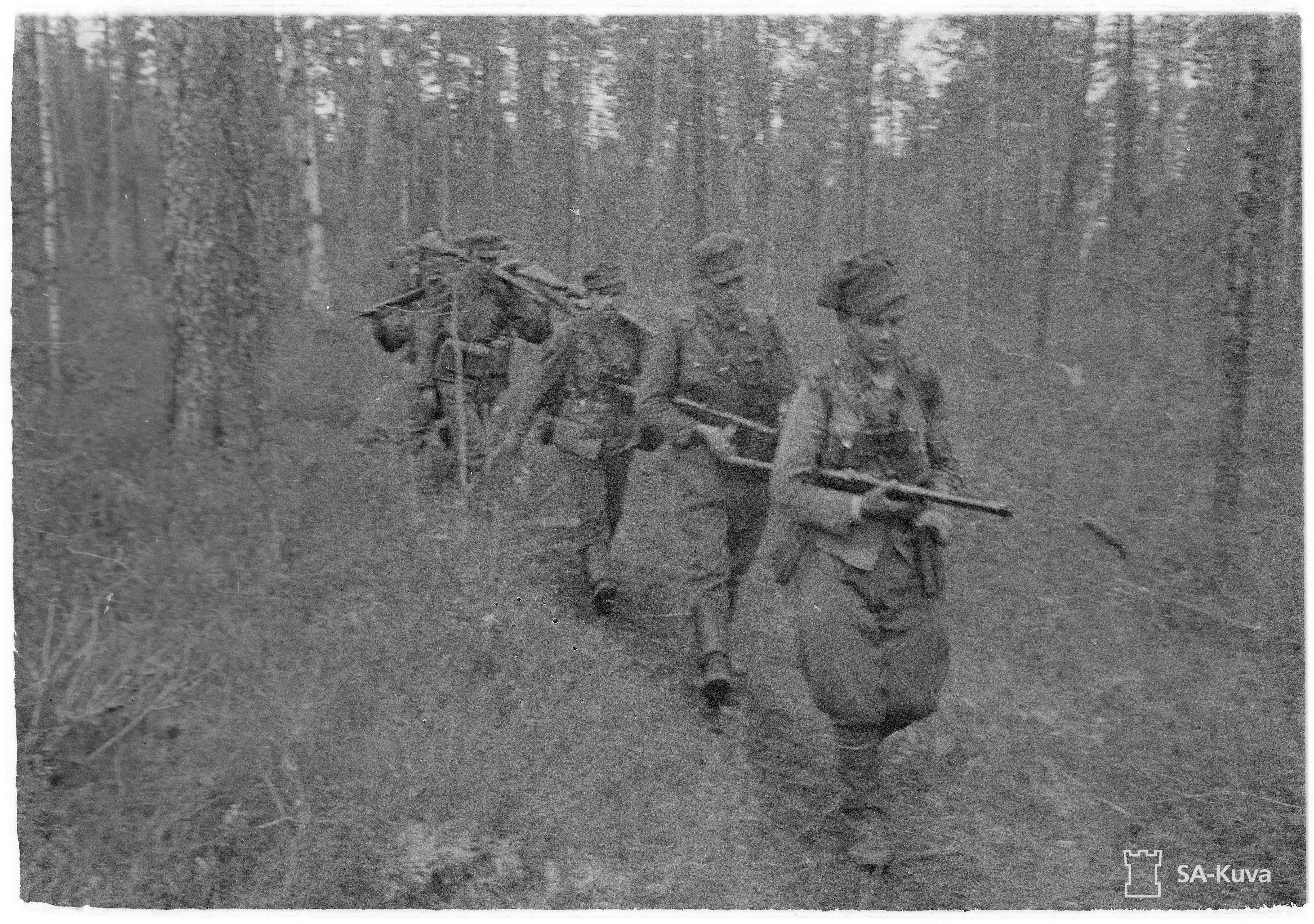 Kaukopartio matkalla Rukajärven korvessa syyskuussa vuonna 1942. Erämaa oli varsin turvallista aluetta, ennen kuin venäläiset oppivat ”peilaamaan” partioiden sijainnin.