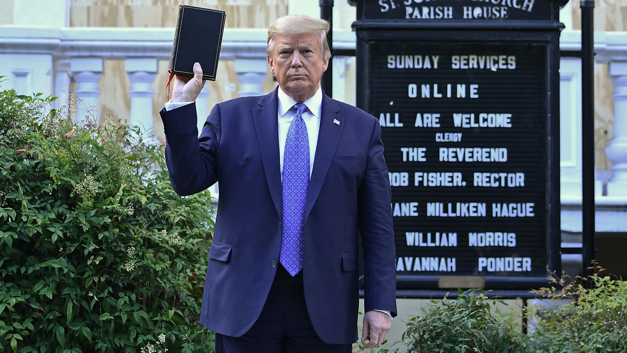 Yhdysvaltain presidentti Donald Trump Washingtonissa Pyhän Johanneksen episkopaalisen kirkon edessä. Yhdysvaltain presidentit ovat osallistuneet tämän anglikaanisen kirkon jumalanpalveluksiin.
