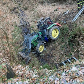 Traktori vaurioitui onnettomuudessa pahoin. Vakavasti loukkaantunut viljelijä kuljetettiin helikopterilla sairaalaan.