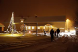 Jouluvalot luovat tunnelmaa, kun aurinko ei juuri näyttäydy.