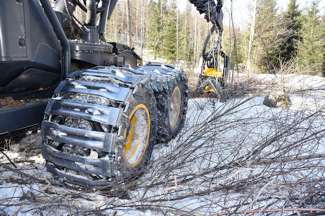 Leveät telat ehkäisevät maastovaurioita. Huono puoli on, että telojen kanssa metsäkone tarvitsee leveämmän uran kuin ilman.