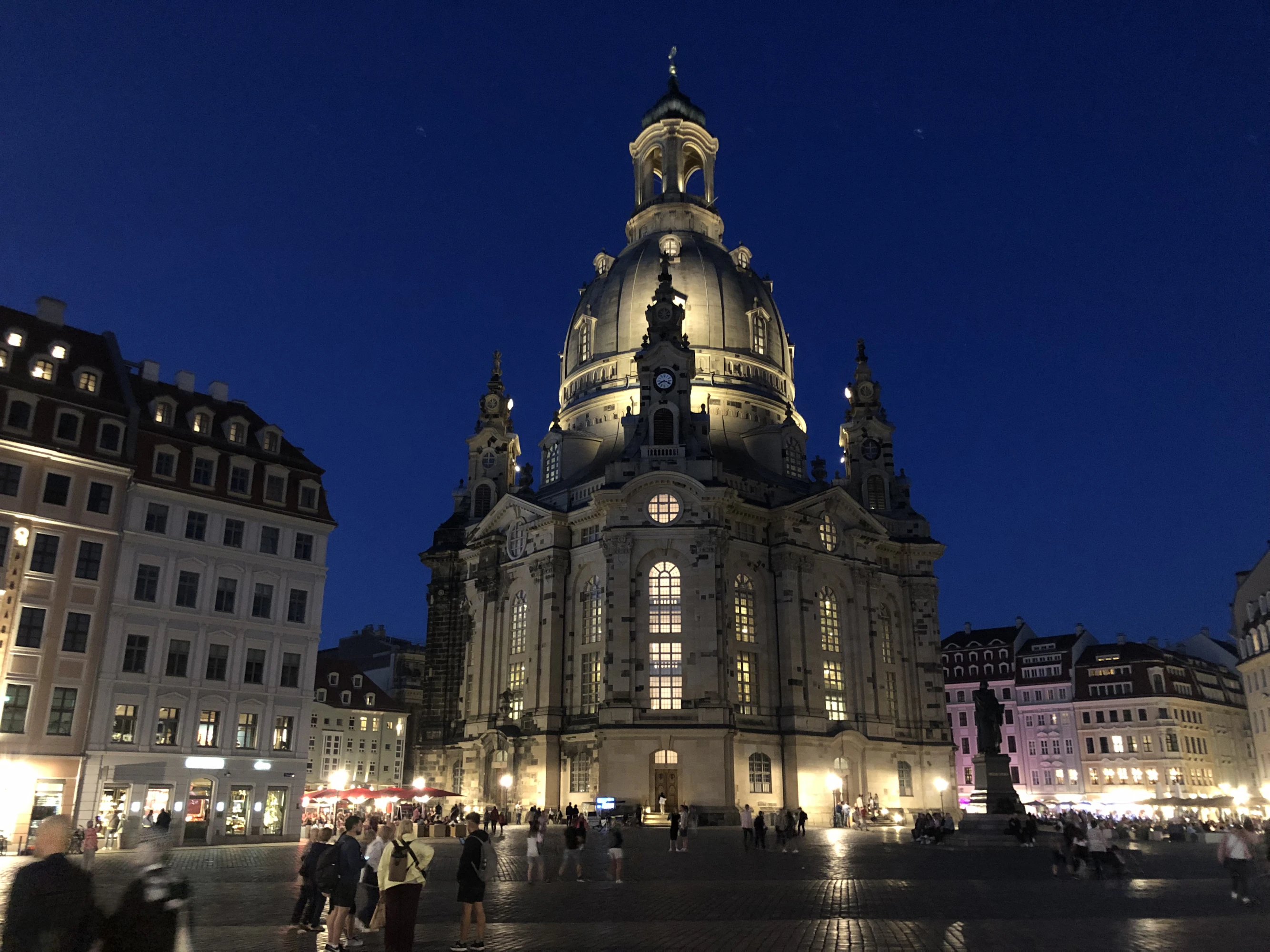 Yli 800-vuotias Dresden on suosittu turistikohde ja sen maamerkki majesteetillinen Frauenkirch-kirkko.