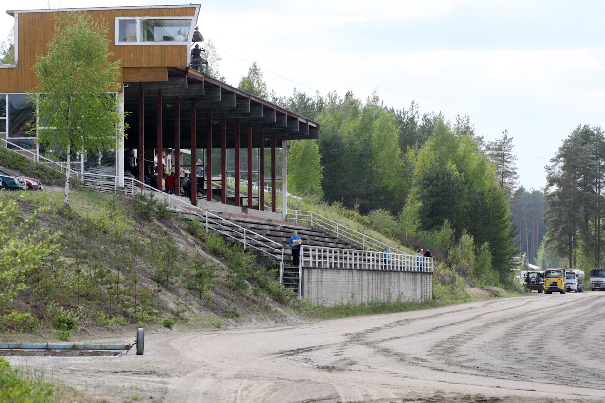 Suonenjoen raviradan katsomosta on hyvä näkyvyys kaviouralle. Takasuorakaan ei ole tiukkojen kaarteiden ansiosta kovinkaan kaukana rinteessä sijaitsevaan katsomoon nähden.