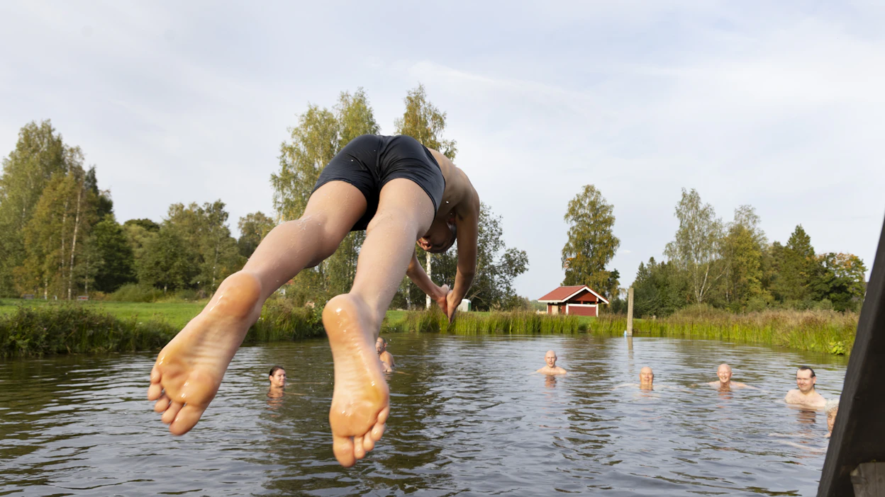 Järvien pintavedet ovat lämmenneet jo uimakelpoisiksi.