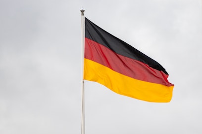 Saksa lisää EU:ssa painetta, jotta autojen osittaista polttomoottorikieltoa lievennettäisiin.