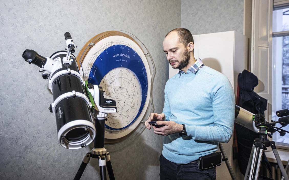 Ursan toimistopäällikkö Jaakko Visuri näyttää, miten kännykkäsovelluksella ohjattava Sky Watcher -kaukoputki toimii.