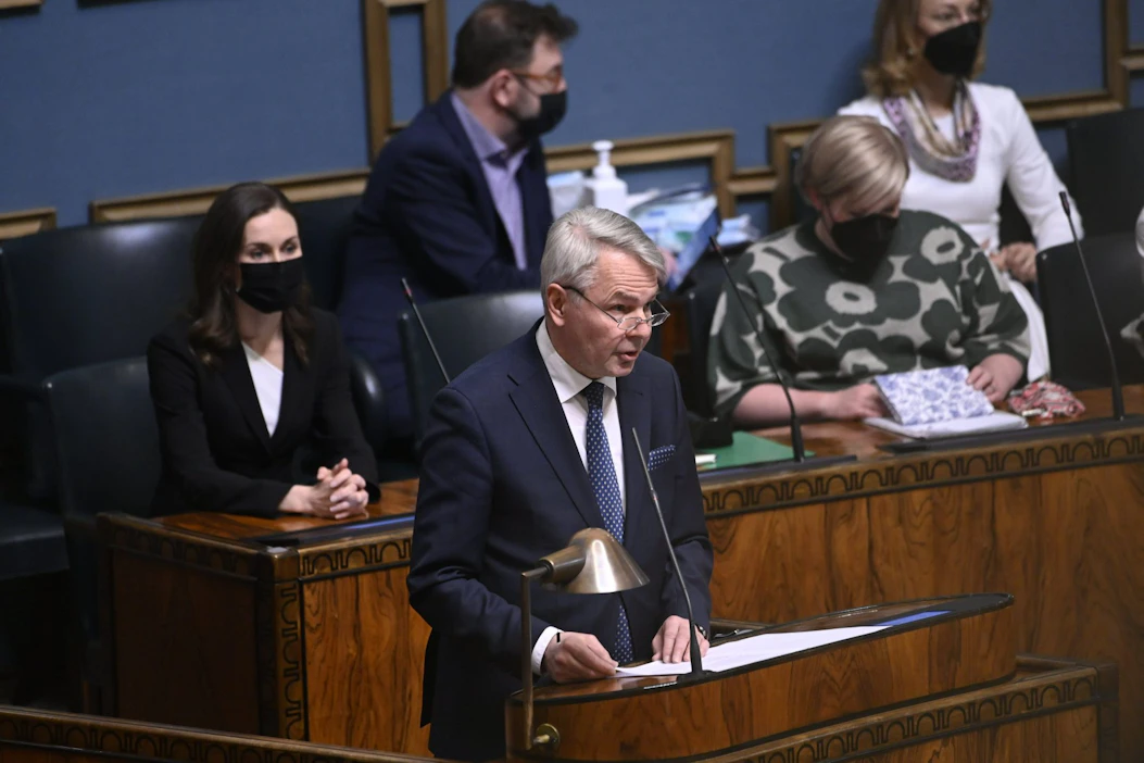 Ulkoministeri Pekka Haavisto sanoo, että Suomen ja Ruotsin samanaikaiset liittymisprosessit Natoon helpottaisivat varautumista Venäjän mahdollisiin reaktioihin. LEHTIKUVA / Heikki Saukkomaa.