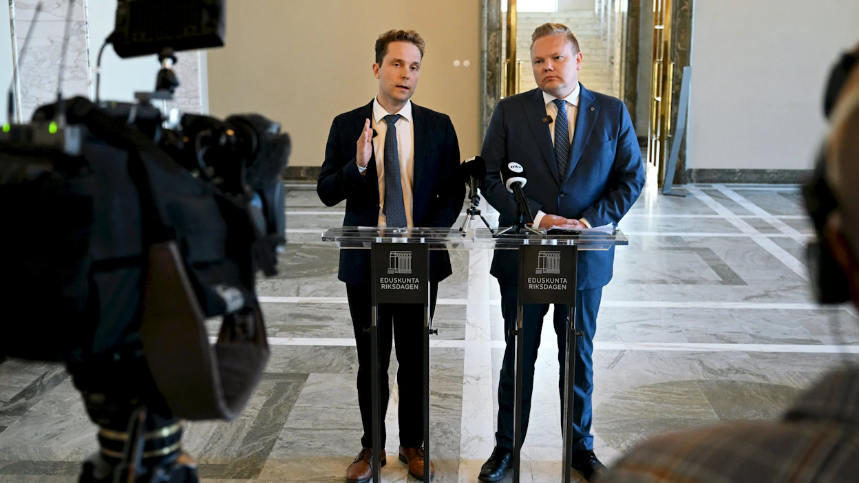 Keskustan varapuheenjohtaja Petri Honkonen sanoi keskustan tiedotustilaisuudessa eduskunnassa tiistaina, että vaikka Ukrainaa on ehdottomasti tuettava, senkään tekeminen yhteisvelalla ei ole perusteltua. LEHTIKUVA / VESA MOILANEN.