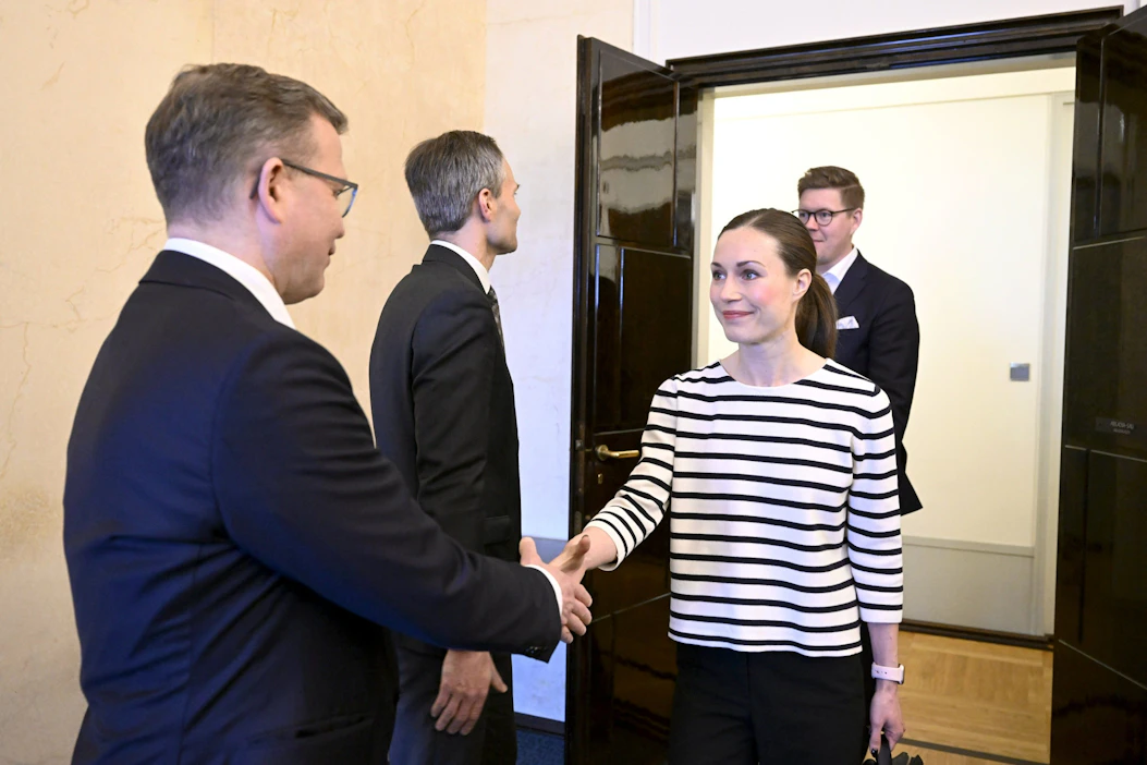 Kokoomuksen puheenjohtaja Petteri Orpo (vas.) jatkaa tänään kahdenvälisiä keskusteluja eri puolueiden kanssa. LEHTIKUVA / Heikki Saukkomaa.
